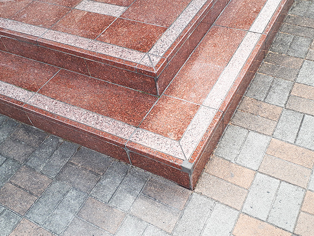 ビルエントランスのタイル補修